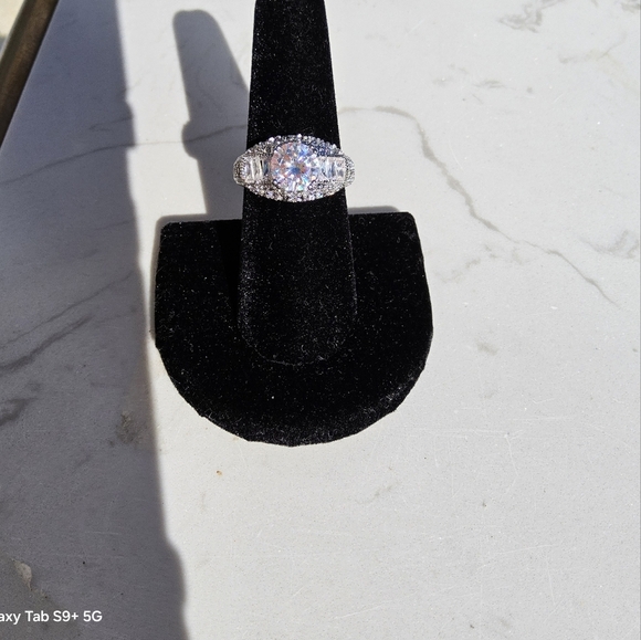 Elegant Silver Ring with Dazzling Oval Gemstone - Picture 8 of 11